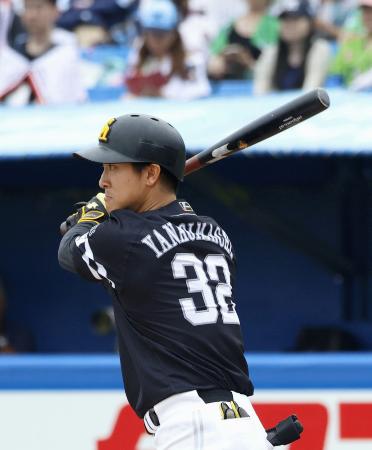 8日のヤクルト戦で安打を放つソフトバンク・柳町=神宮