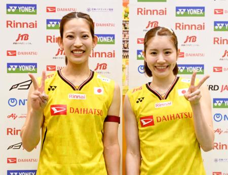 練習後、写真撮影に応じる志田千陽(右)、松山奈未組=味の素ナショナルトレーニングセンター