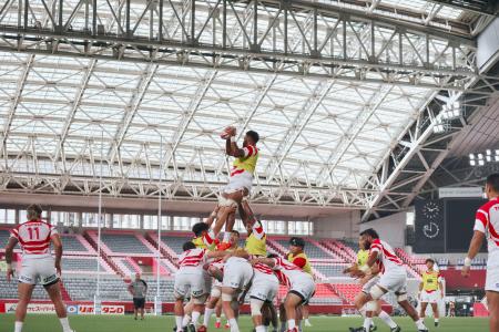屋根が閉まった試合会場で前日練習するラグビー日本代表＝ノエビアスタジアム神戸 