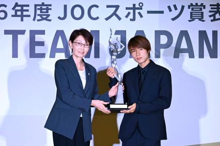 JOCスポーツ賞の最優秀賞を受賞したスケートボード男子ストリートの堀米雄斗(右)=12日、東京都内