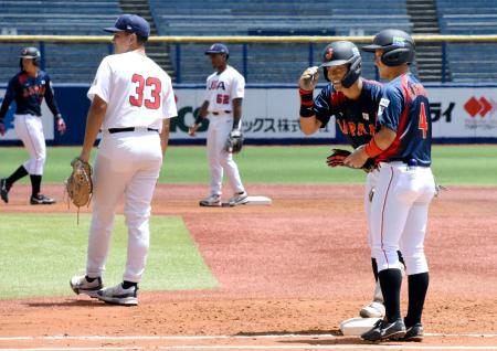 1回、先制打を放ち、笑顔の谷端(右から2人目)=ハードオフ新潟