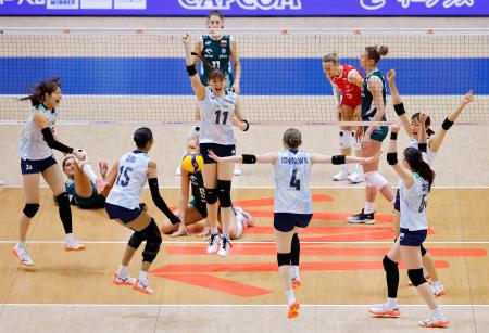 ポーランドに勝利し、喜ぶ日本の選手たち＝千葉ポートアリーナ 
