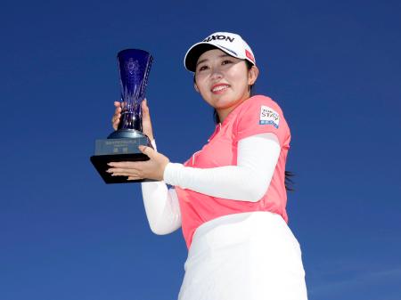 通算16アンダーで優勝した内田ことこ=真駒内CC