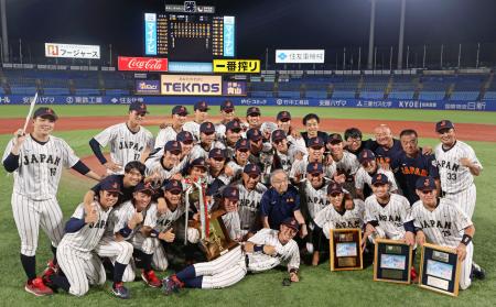 日米大学野球選手権を5戦全勝で終え、写真に納まる日本の選手ら=神宮