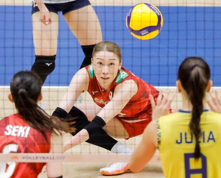 日本―ブラジル 第1セット、レシーブする石川=千葉ポートアリーナ