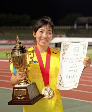 女子七種競技で優勝し、笑顔の田中友梨=岐阜長良川競技場