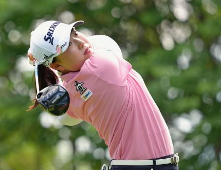 最終ラウンド、ティーショットを放つ竹田麗央=エビアン・リゾートGC(共同)