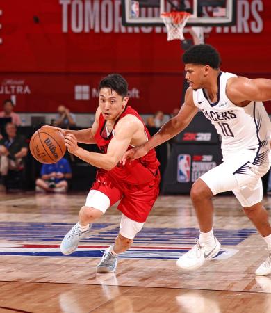 ブルズの一員としてペーサーズ戦でプレーする河村(左)=ラスベガス(NBAE・ゲッティ=共同)