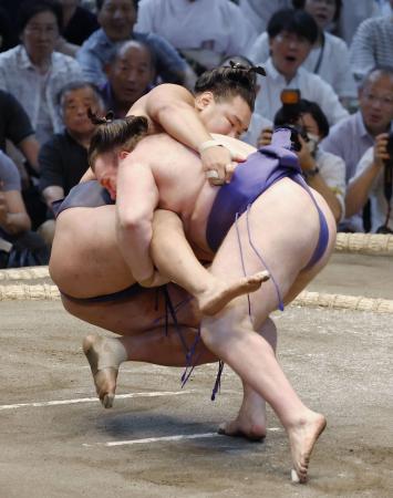 豊昇龍(左)が渡し込みで安青錦に敗れる=IGアリーナ