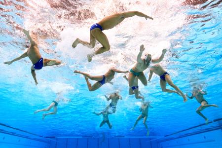世界水泳の水球男子１次リーグ、日本―オーストラリアの水中写真＝１６日、シンガポール（ゲッティ＝共同） 