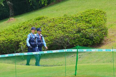 クマの目撃情報があった女子ゴルフ、明治安田レディースの会場を見回る警察官=16日、宮城県富谷市(ゲッティ=共同)