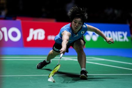 バドミントンのジャパン・オープン、1回戦でデンマーク選手と対戦する山口茜=16日、東京体育館(ゲッティ=共同)