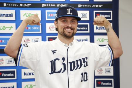 入団記者会見でポーズをとる西武・デービス=16日、ベルーナドーム