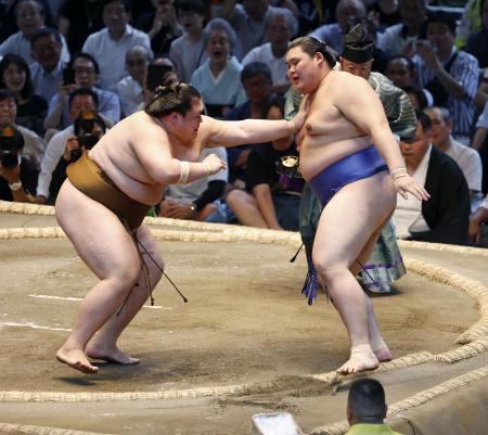 大の里(右)が押し出しで王鵬に敗れる=IGアリーナ