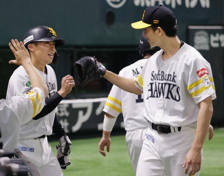 6回、佐藤直の適時打で生還し、大関(右)とタッチを交わすソフトバンク・野村=みずほペイペイドーム