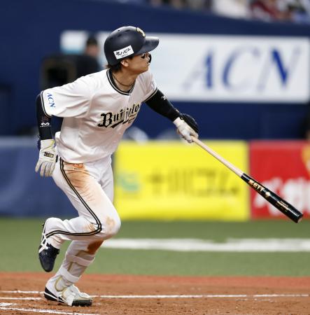 9回オリックス2死、中川が左越えにサヨナラ本塁打を放つ=京セラドーム