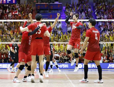 ドイツに勝利し、喜ぶ日本=千葉ポートアリーナ