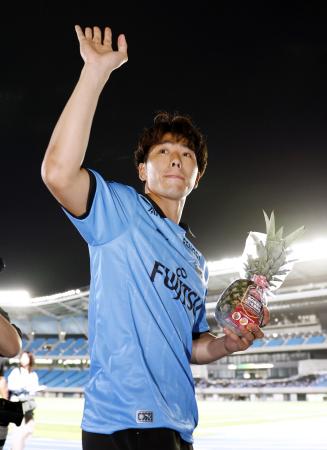 天皇杯3回戦の相模原戦の試合後、サポーターの声援に応える川崎・山田=U等々力