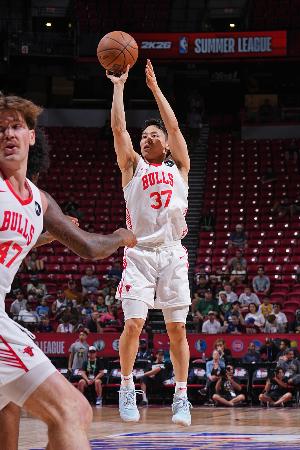 ブルズの一員としてバックス戦でシュートを放つ河村=ラスベガス(NBAE・ゲッティ=共同)