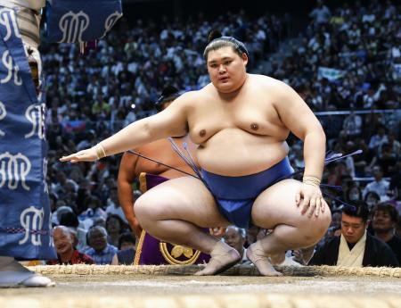 阿炎を下し、勝ち名乗りを受ける大の里=IGアリーナ