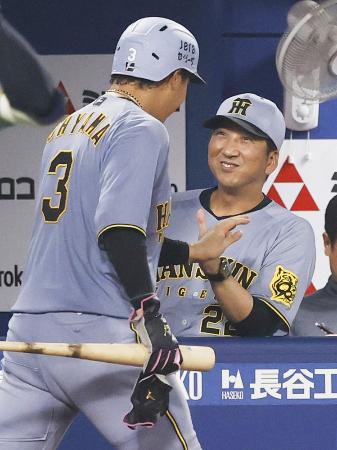5日のDeNA戦で笑顔を見せる阪神の藤川監督=横浜