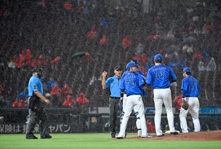 6回裏途中、降雨で試合が中断し、ベンチに戻るDeNAナイン。この後、コールドゲームとなった=マツダ
