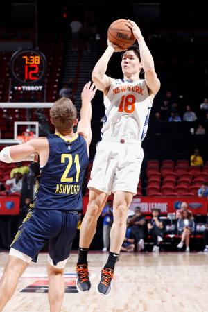 ニックスの一員としてペーサーズ戦でシュートを放つ馬場=ラスベガス(NBAE・ゲッティ=共同)