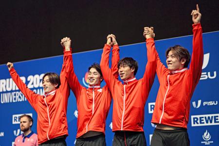 世界ユニバーシティー夏季大会の競泳男子400メートルリレーで銀メダルを獲得した日本=ベルリン((C)Rhine―Ruhr 2025/Frederic Scheidemann、共同)
