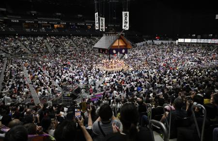 大相撲名古屋場所の初日、幕内力士の土俵入りが行われた新会場のIGアリーナ=13日、名古屋市