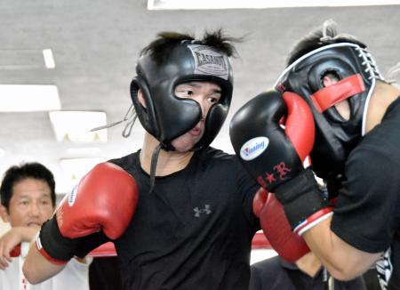 初の世界戦に向け練習するWBAライトフライ級1位の高見亨介=東京都新宿区