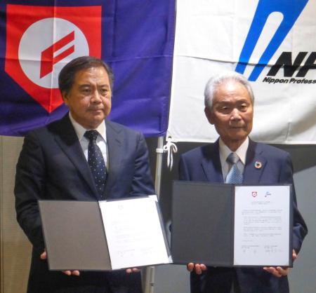 合意書を手にする日本高野連の宝馨会長(左)と日本野球機構の榊原定征コミッショナー=18日午後、東京都文京区