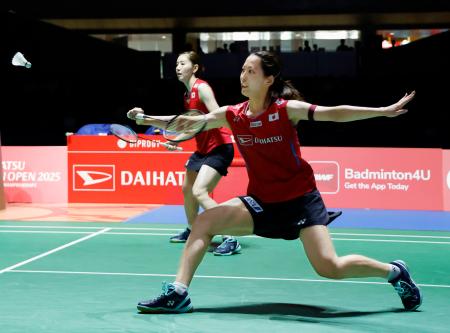 女子ダブルス準々決勝でプレーする志田千陽(奥)、松山奈未組=東京体育館