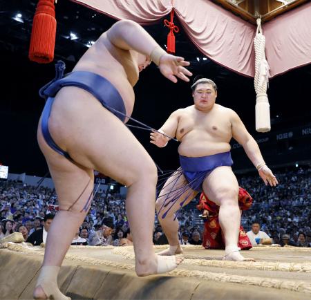 大の里(右)が押し出しで阿武剋を下す=IGアリーナ
