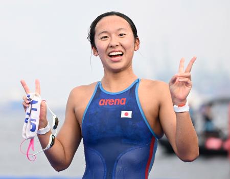 女子3キロノックアウトスプリントで優勝し、笑顔の梶本一花=シンガポール(共同)