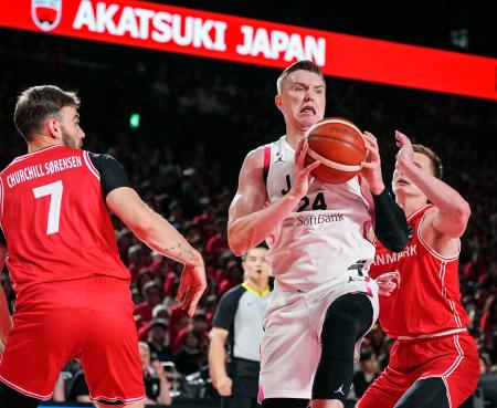デンマーク戦の第3クオーター、競り合うホーキンソン(中央)=ららアリーナ東京ベイ