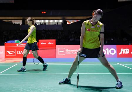 女子ダブルス準決勝でポイントを奪われた志田千陽(左)、松山奈未組=東京体育館