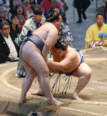大の里が寄り切りで金峰山を下す=IGアリーナ