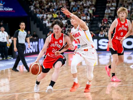 準決勝の中国戦で攻め込む田中(26)=深セン((C)FIBA・共同)