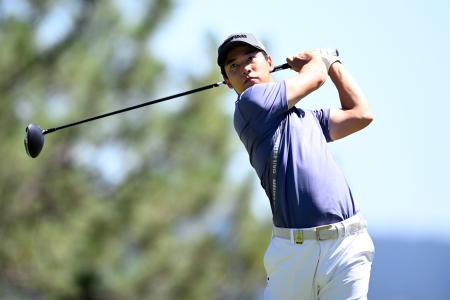 ティーショットを放つ桂川有人=19日、タホマウンテン・クラブ(ゲッティ=共同)
