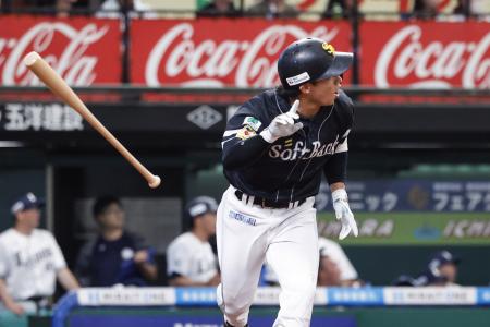 3回ソフトバンク無死、野村が左中間に先制本塁打を放つ=ベルーナドーム