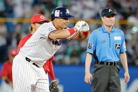 ２回、勝ち越し打を放ち喜ぶヤクルトのオスナ＝神宮 