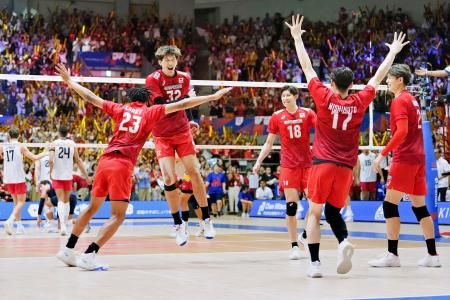 米国に勝利し、喜ぶ日本=千葉ポートアリーナ