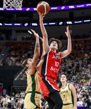決勝のオーストラリア戦でプレーする日本の渡嘉敷(10)=深セン(C)FIBA・共同)