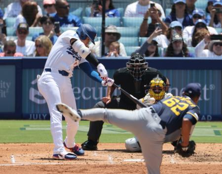 ブルワーズ戦の3回、34号2ランを放つドジャース・大谷。投手キンタナ=ロサンゼルス(共同)