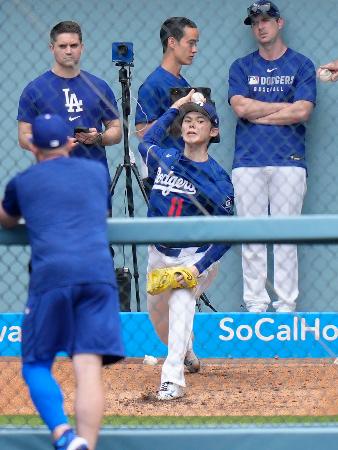 ブルペンで投球練習するドジャース・佐々木=ロサンゼルス(共同)