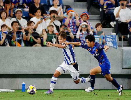 長崎―Rソシエダード 後半、攻め込むレアル・ソシエダードの久保。右は長崎・笠柳=ピースタ