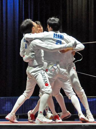 フェンシングの男子エペ団体で優勝し、抱き合って喜ぶ日本の選手たち=エッセン(共同)