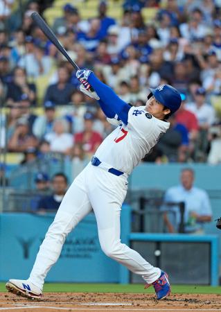 ツインズ戦の1回、35号2ランを放つドジャース・大谷=ロサンゼルス(共同)