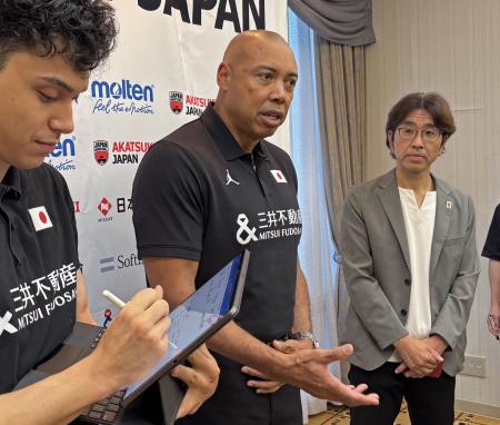 取材に応じるバスケットボール女子日本代表のゲインズ監督(中央)=22日、東京都内