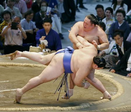 玉鷲(奥)が突き落としで大の里を破る=IGアリーナ